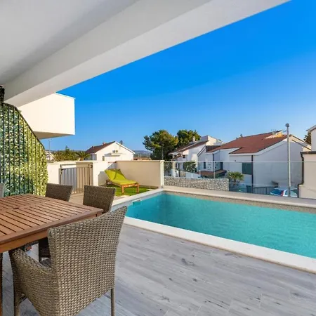 Luxury Two-Floor Apartment With Private Heated Pool, Garden And Sea View 1 Daire